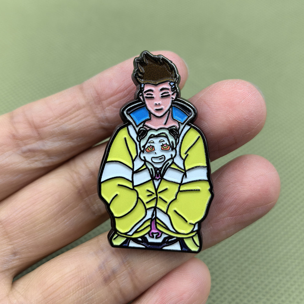 Spilla in metallo smaltata a t - Anime Merchandise Hoodie recensione e prezzo